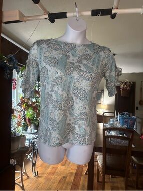 Above & Beyond Light Blue Paisley Short-Sleeve Women's Top Size M